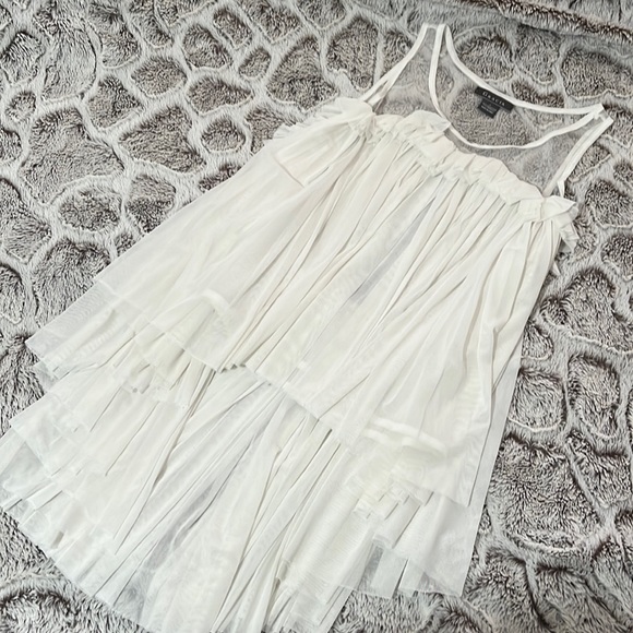 BEAUTIFUL white top - 93% polyester 7% spandex - Picture 1 of 2